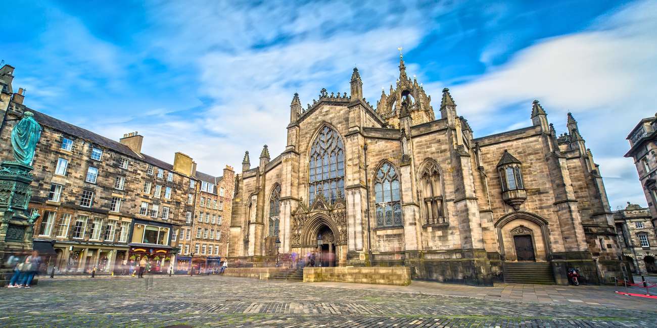 Hop-on hop-off sightseeing bus tours in Edinburgh, United Kingdom – Top landmarks, famous attractions, and hidden gems in 2025