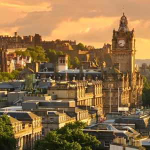 Hop on the open-top bus in Edinburgh, United Kingdom – Discover top attractions, monuments, and hidden gems with a hop-on hop-off tour in 2026
