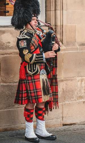 Hop off at Edinburgh attractions, museums, and landmarks with a hop-on hop-off bus tour – Convenient stops and sightseeing in 2025