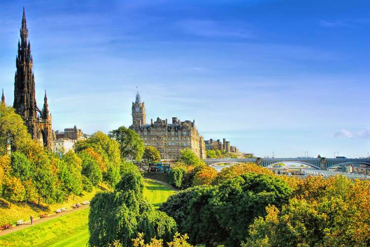 Discover Edinburgh with official hop-on hop-off bus tours – Flexible routes, iconic monuments, and panoramic city views 2025