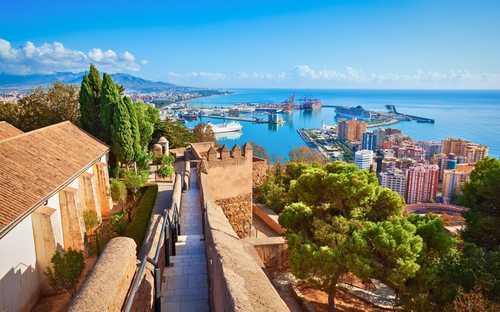 Autobús Hop-On Hop-Off por Málaga Autobús descapotable frente a la Alcazaba en Málaga