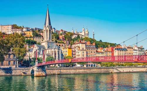 Bus Hop-On Hop-Off de Lyon Bus touristique à ciel ouvert à la basilique de Fourvière